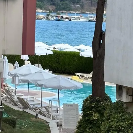 White Sands Beachfront Getaway In Aurelia - Sea View & Direct Access Lejlighed