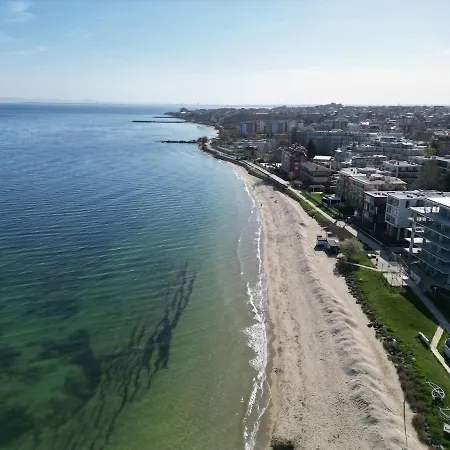 White Sands Beachfront Getaway In Aurelia - Sea View & Direct Access Lejlighed Burgas City